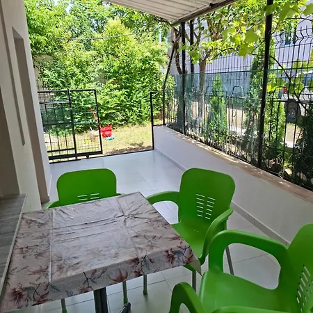 Laboti Quiet Apartment Librazhet